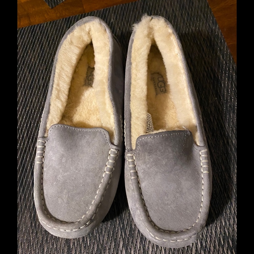NWOT Women’s UGG slippers size 7